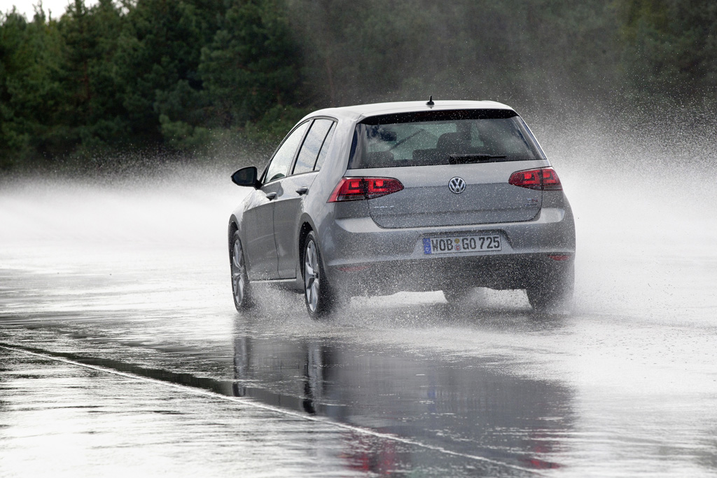 Der neue Volkswagen Golf/Erprobung, Tests auf nasser Fahrbahn (Beregnungsanlage)
