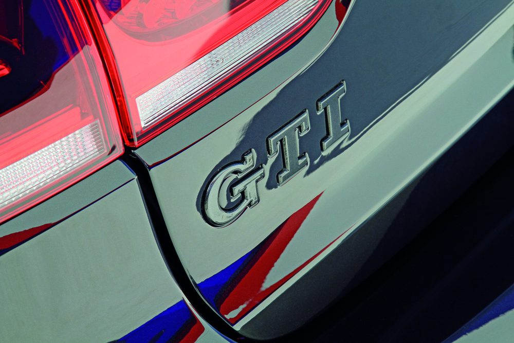 Weltpremiere am Woerthersee: Golf GTI Black Dynamic/ Praezision im Detail - im Tiefziehverfahren gepraegter GTI-Schriftzug und mit handgefertigten Buchstaben.