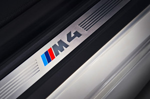 Klares Bekenntnis: Das BMW M4 Cabriolet trägt Schriftzüge in den Einstiegsleisten