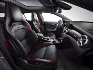 Fester Halt in den Mikrofaser-Sitzschalen des Mercedes GLA 45 AMG Edition 1