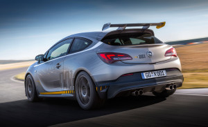 Stolzer Heckflügel: Der Opel Astra OPC EXTREME hält sich gut in der Spur