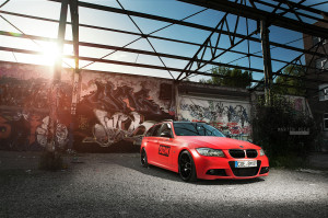 Perfekt in Szene gesetzt: Die matt-rote Folierung steht dem BMW 330d Touring gut zu Gesicht