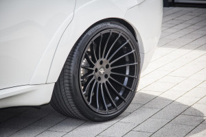 Leichte Räder, breite Pneus: Der BMW X6 M Shark Edition steht fest im Sattel