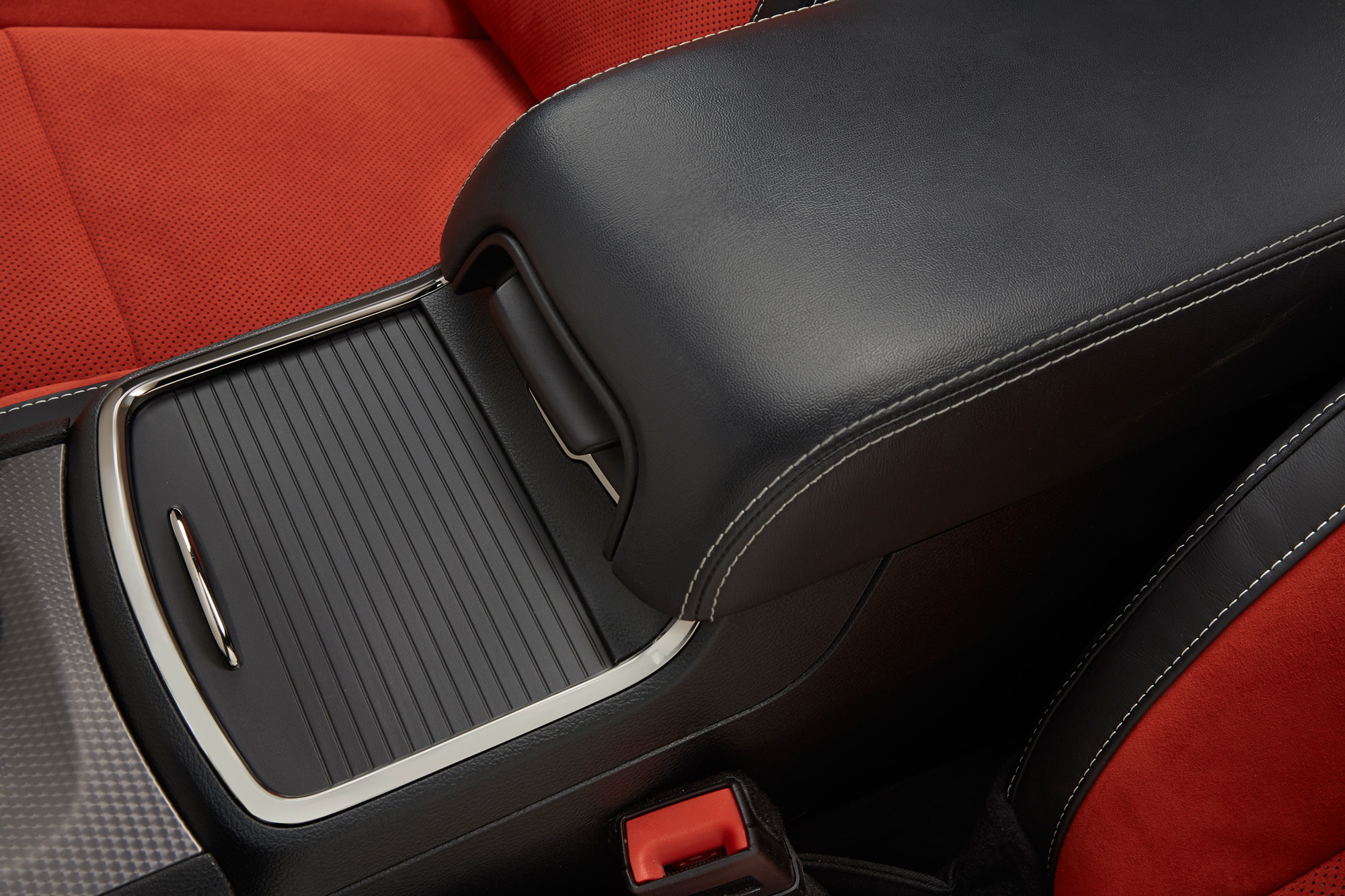 2015 Dodge Charger SRT Hellcat - center cupholders with covered