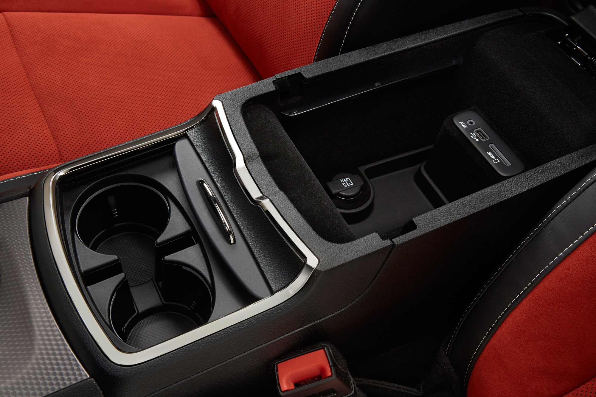 2015 Dodge Charger SRT Hellcat - center cupholders with center c