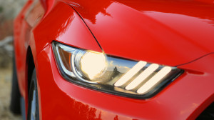Neue Augen: Die Tagfahrlichter des Ford Mustang VI tragen auch die Form der Rückleuchten