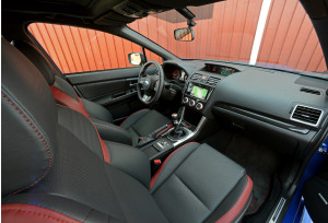 Hochwertiger Innenraum: Carbon und Metallapplikationen zieren die Einrichtung des Subaru WRX STI