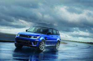 Schnittig in der Kurve: Der Range Rover Sport SVR bezwingt die Nordschleife