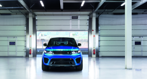 Leichtfüßig und wuchtig: Bei der Verkleidung spart der Range Rover Sport SVR ordentlich Gewicht