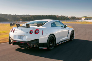 Prächtiges Heck: Der Kohlefaser-Flügel hält die Stellung beim Nissan GT-R Nismo