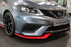 Scharf gezeichnete Frontpartie: Rote Spoilerlippe für das Nissan Pulsar Nismo Concept