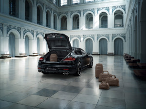 Reisekomfort serienmäßig: Im Porsche Panamera Turbo S Executive ist Platz satt