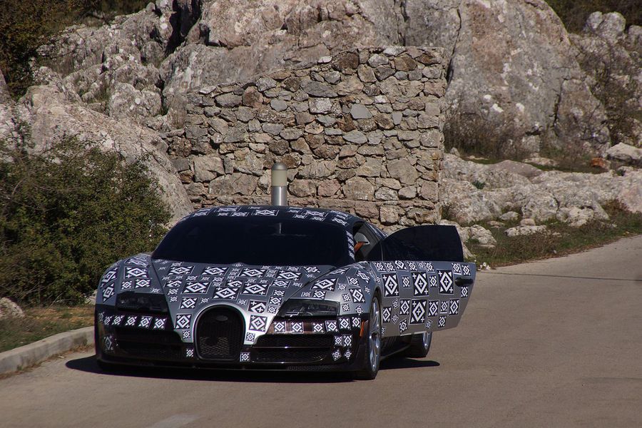 Voll verklebt, aber bereits jetzt eine Sportskanone: Der Bugatti Chiron soll 1.500 PS bekommen