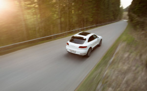 Flink unterwegs: Trotz stolzer Masse kommt der Porsche Macan Turbo gut voran