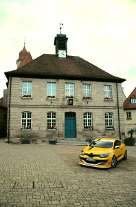 Der Renault Mégane R.S. Tour de Corse 300 vorm Rathaus in Langenzenn
