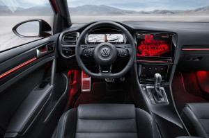 Innovation pur: Im Interieur des VW Golf 7 R Touch bestimmen Displays das Bild