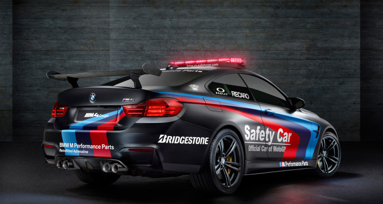 Sicht auf die Hinterteil des BMW M4 MotoGP Safety Car