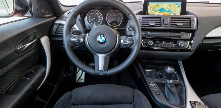 Vorausschauendes Navi: Für die Kurve schaltet der BMW M135i gerne mal runter.