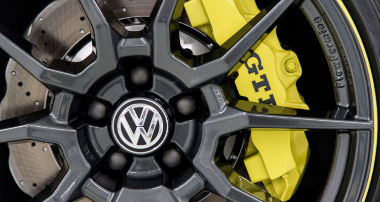 Auch die Bremsen des VW Golf GTI Dark Shine durften farblich profitieren.