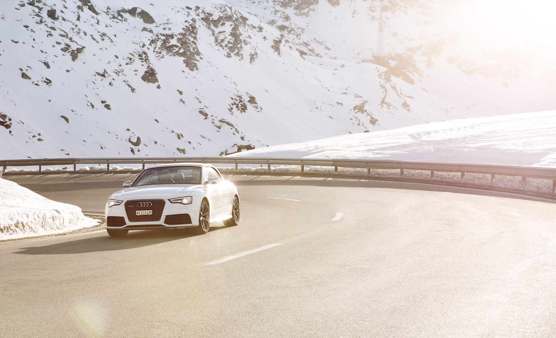 Sonnenschein trifft Schneelandschaft: Das Audi RS 5 Cabriolet ist für beides gerüstet.