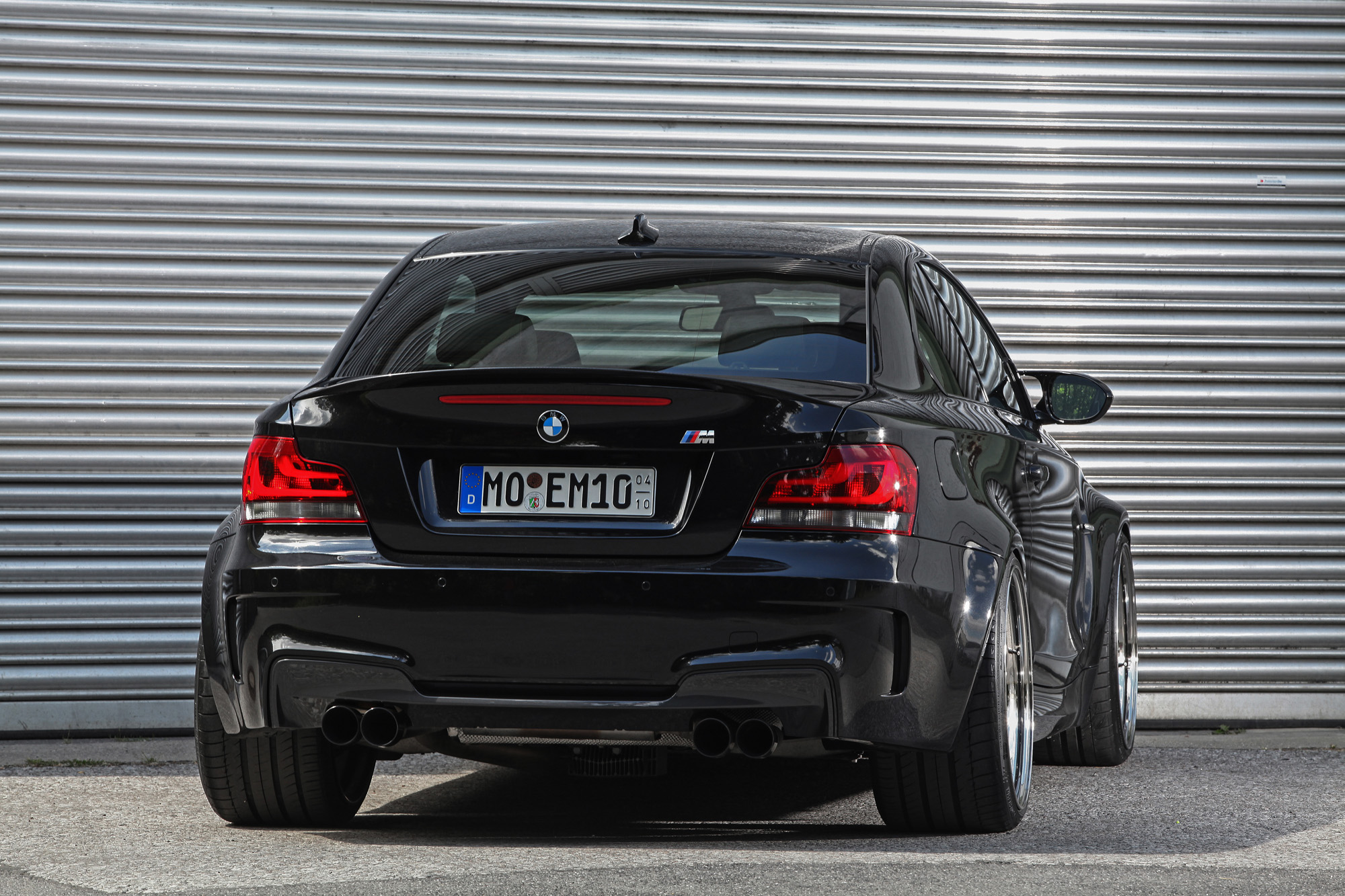 Auch ein schöner Rücken kann entzücken: Durch die 295er Pneus wirkt der BMW 1er M noch bulliger.