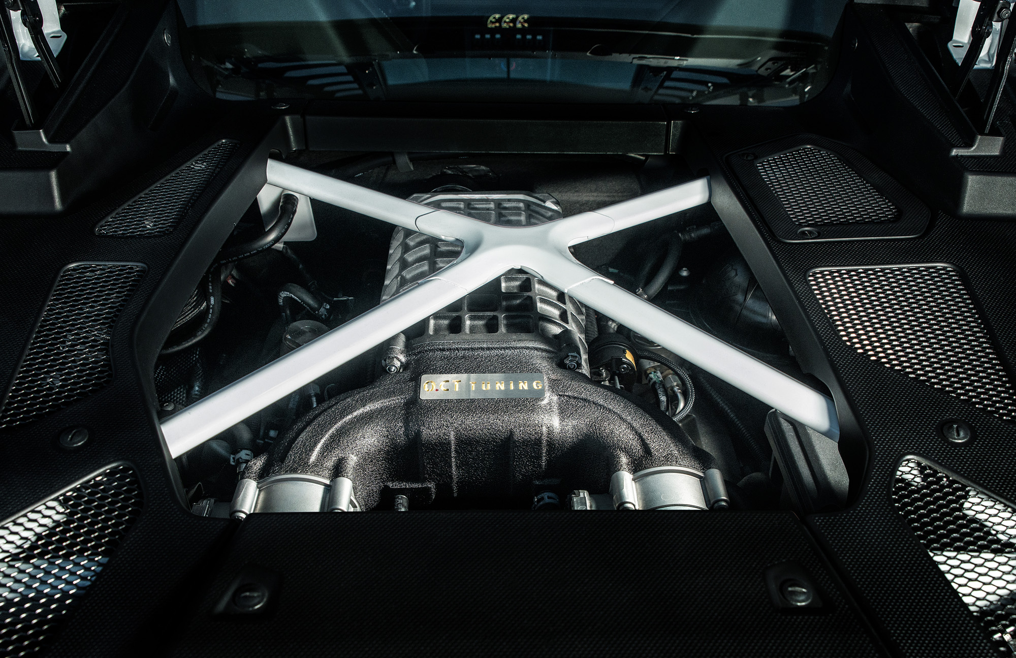 Beim Lamborghini Huracán O.CT800 lohnt sich ein Blick unter die "Haube".