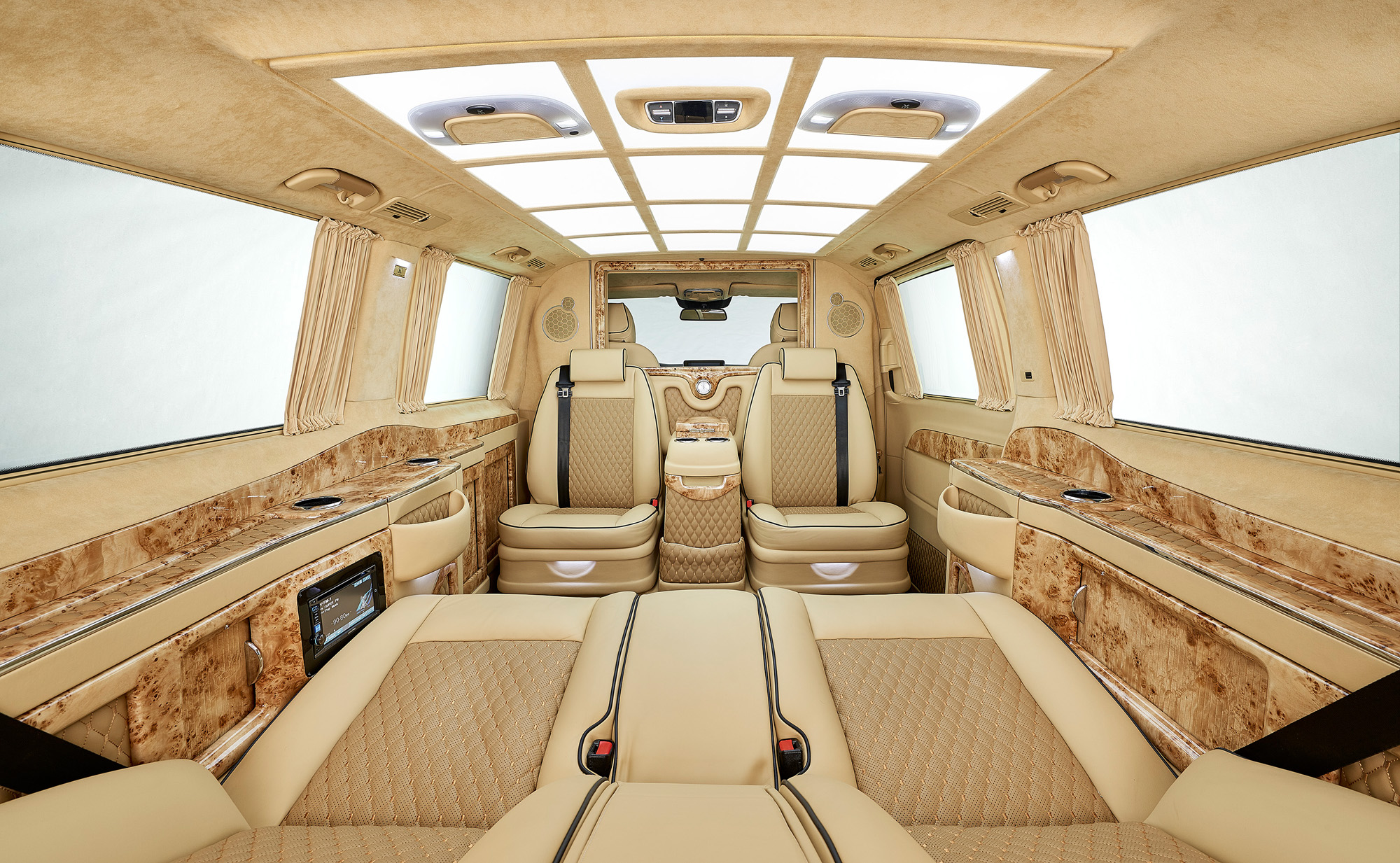 Komfort soweit das Auge reicht: In der Mercedes V-Klasse Black Crystal von LARTE Design.