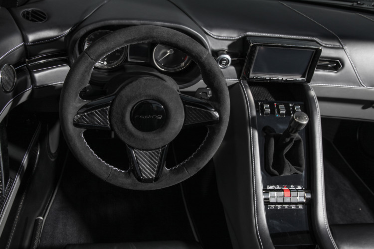 Lädt ein zum Durchstarten: Das Cockpit des Roding Roadster R1.