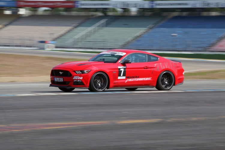 Dank des neuen Clubsport-Fahrwerks kann der Ford Mustang auch etwas in die "Hocke" gehen.