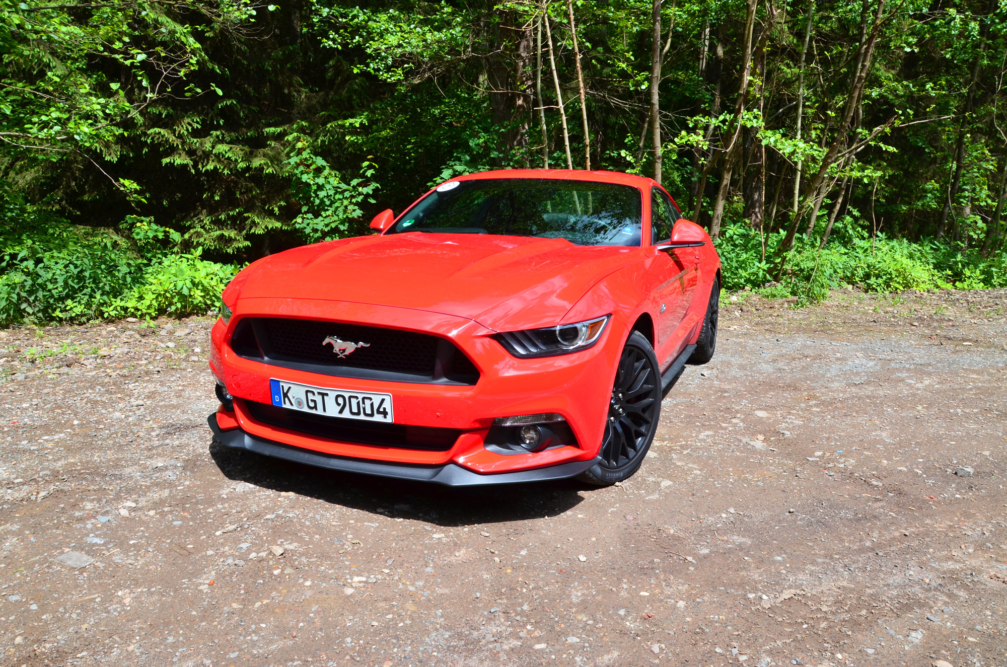 Die rote Pracht: Der Ford Mustang GT im serienmäßigen Fastback-Look.