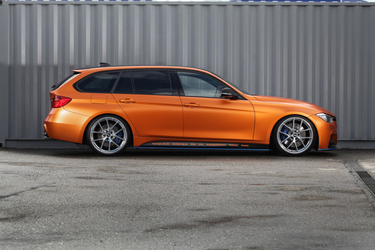 Redaktionsstolz auf vier Reifen: Die Vollfolierung macht aus dem BMW 3er ein wahres Wunderwerk.