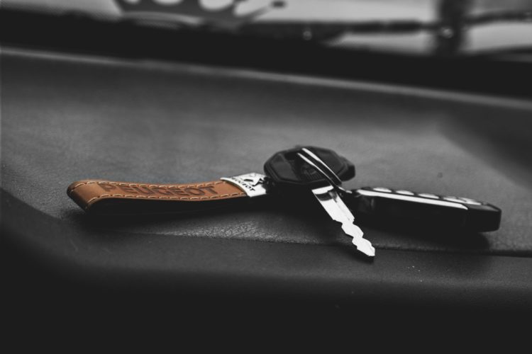 Im Fahrzeug liegen gelassen: Ohne Autoschlüssel in der Tasche ist man schnell aufgeschmissen.